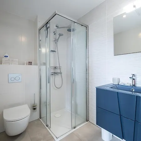 Quiet In New With Pool & Ac 아파트 *