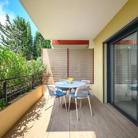 Quiet In New With Pool & Ac 아파트